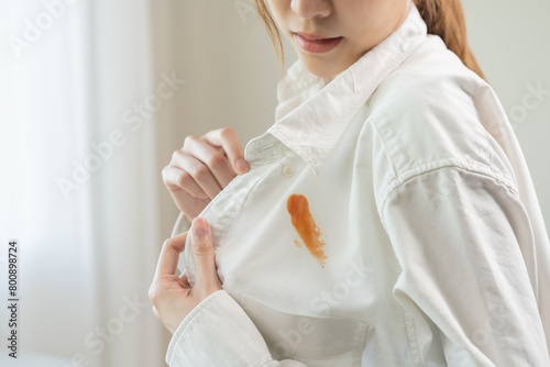Fotografía Dirty sauce stain cloth, asian young woman, girl wearing white shirt showing mak