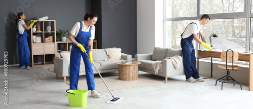 Cuadro en lienzo Young janitors cleaning in room