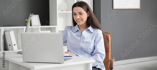 Pretty businesswoman workin...