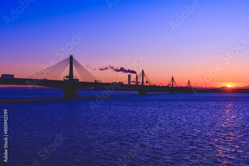 三重県、伊勢湾岸自動車道に架かるトゥインクルのマジックアワー（湾岸揖斐川橋） photo