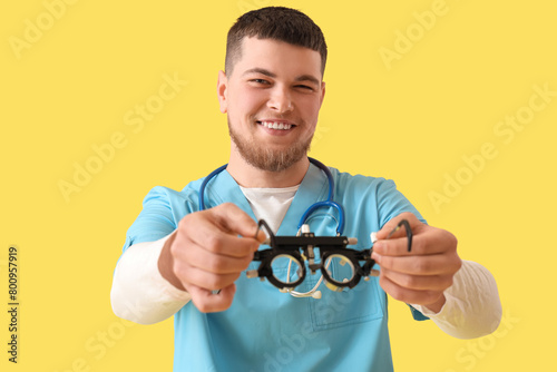 Male ophthalmologist with t...