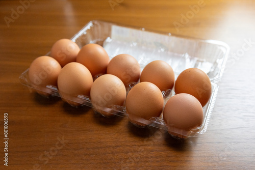 プラスチック製のパックに入った茶色い卵