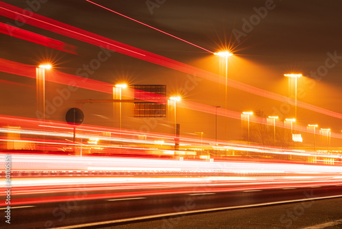 Esposizione lunga dei fanali degli autoveicoli in percorrenza ad alta velocità idurante la notte photo