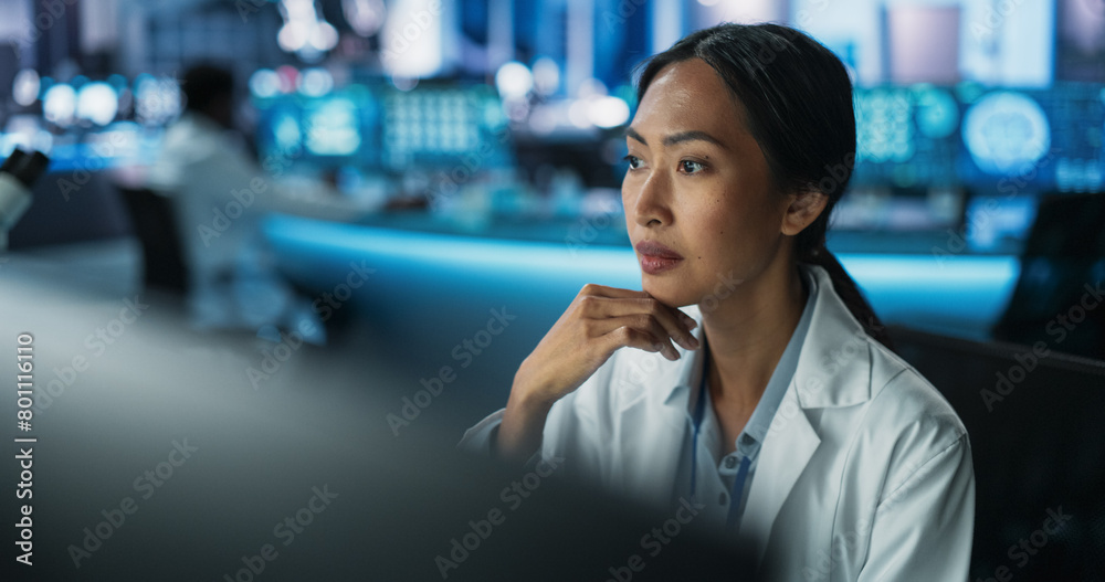 Obraz premium Asian Female Doctor Using Desktop Computer In Modern Hospital Medical Research Laboratory. Professional Practitioner Checking Test Results Of Patients, Drugs Prescription And Symptoms History.
