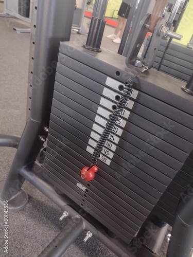 gewichte an einer Maschine in einem Gym