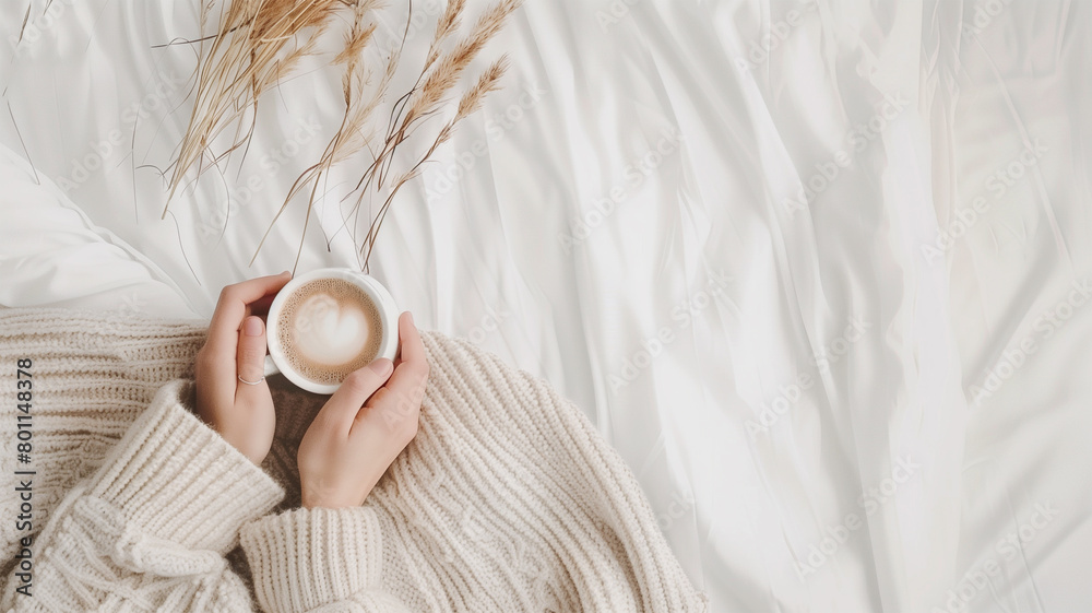 Fototapeta premium ホットコーヒーを飲む女性の手元