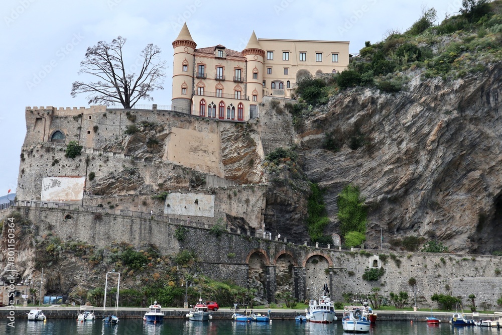 Maiori - Castello Mezzacapo a picco sul porto