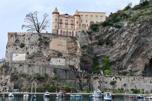 Obraz na płótnie Maiori - Castello Mezzacapo a picco sul porto w salonie