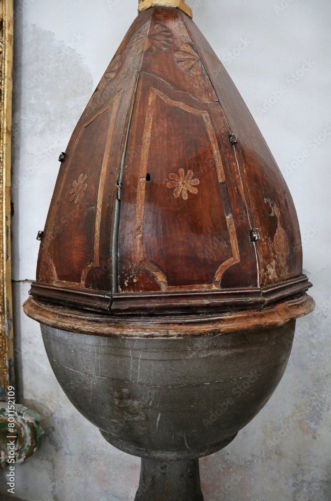 Maiori - Fonte battesimale cinquecentesca nella Collegiata di Santa Maria a Mare