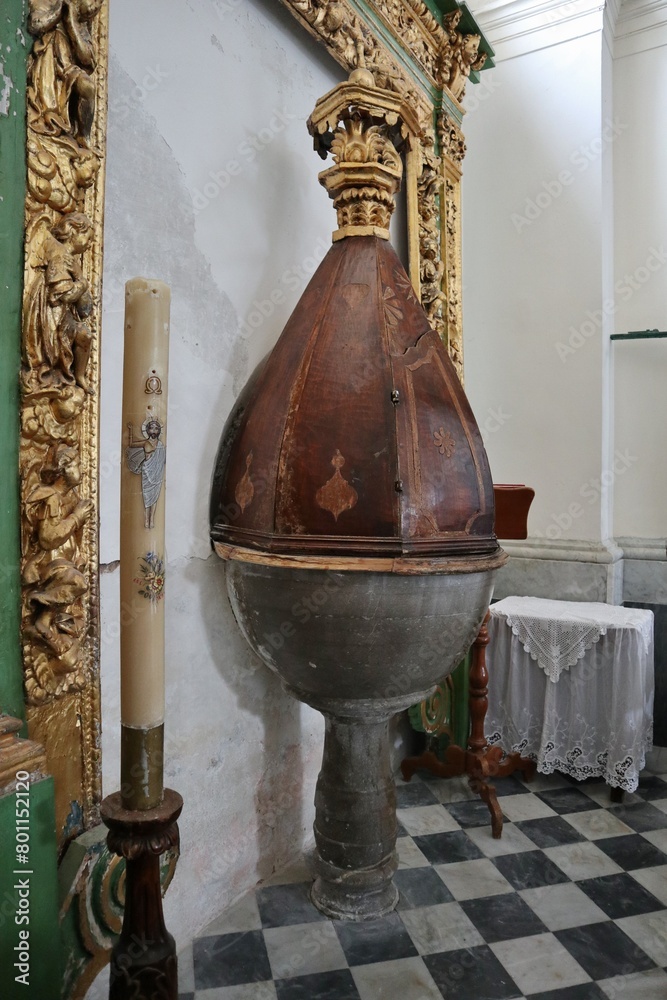 Maiori - Fonte battesimale cinquecentesca nel Santuario di Santa Maria a Mare