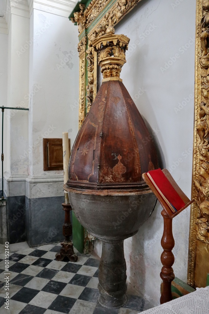 Maiori - Fonte battesimale nel Santuario di Santa Maria a Mare