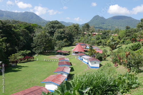 Siedlung in den Bergen bei La Fortuna in Costa Rica photo