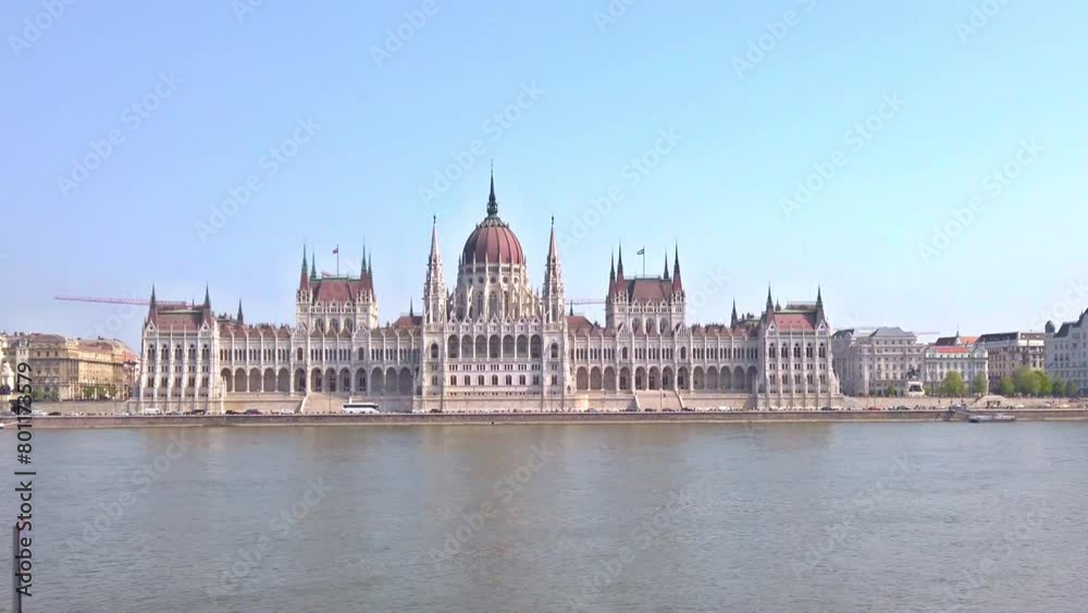 Parlament in Budapest Frontansicht vom Kai, Donau, Zoom out Parlament in Budapest Frontansicht vom Kai, Donau, Zoom out