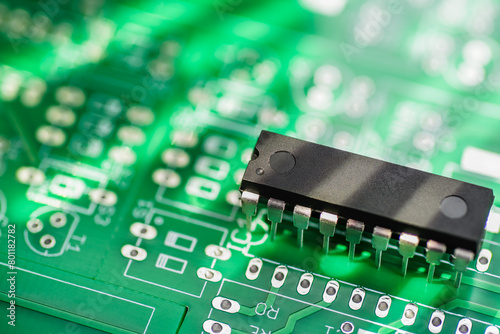 Close-up view of an integrated circuit on a green printed circuit board © Kuzmick
