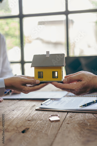 Real estate agent contracts for sale of house and land Approval of contract to purchase mortgage loan services with special promotions for selling houses with vertical image insurance.