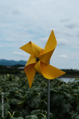 여름 날에 노란색 바람개비, 풍차