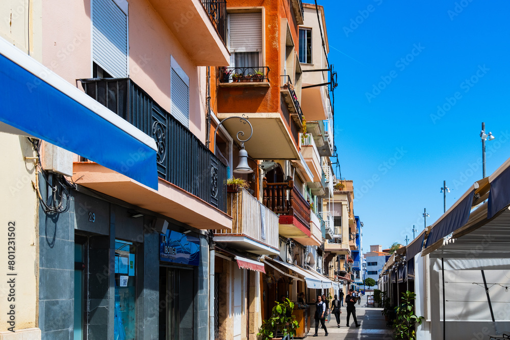 Bunte Fischerhäuser und Gastronomie in El Serallo einem alten Hafenviertel  in Tarragona, Spanien