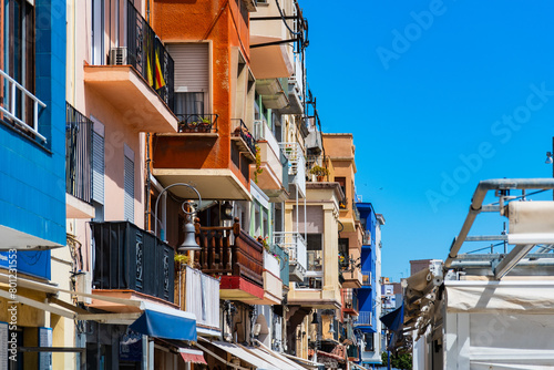 Bunte Fischerhäuser und Gastronomie in El Serallo einem alten Hafenviertel in Tarragona, Spanien