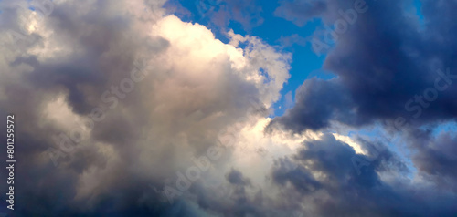 Grandi nuvole bianche e nere nel cielo azzurro photo