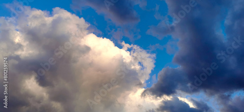 Grandi nuvole bianche e nere nel cielo azzurro photo