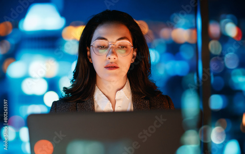 businesswoman working on laptop © Konstantin Yuganov