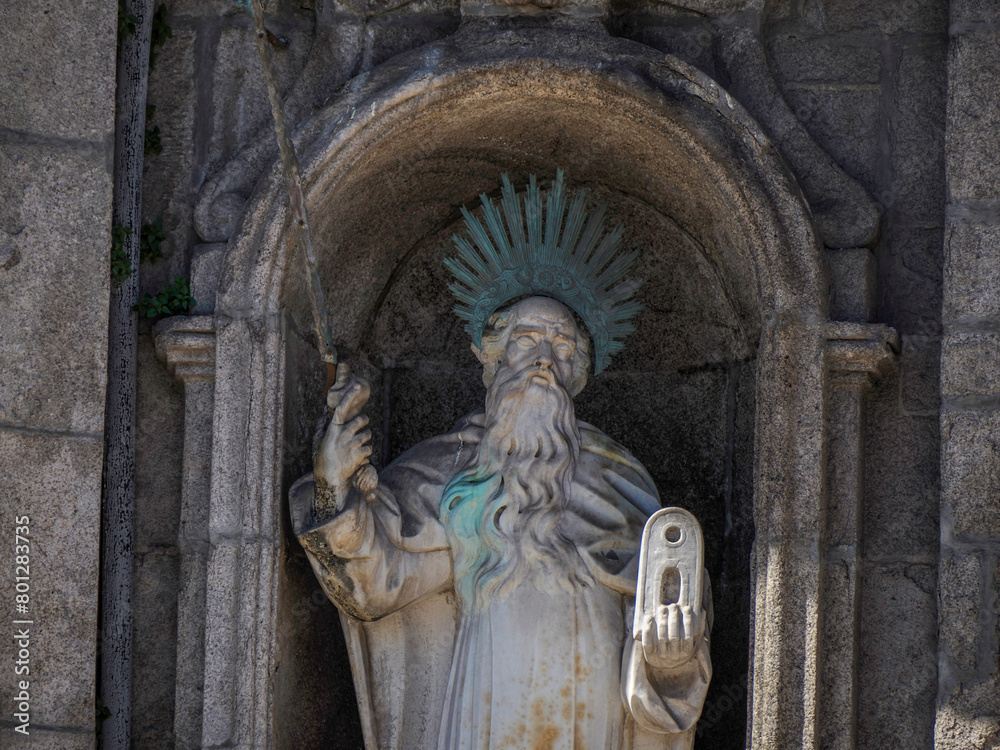 Obraz premium Carmelites church with Our Lady of Mount Carmel. in the center of Porto, Portugal.