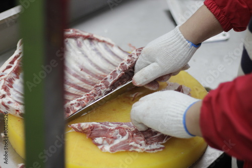 Skilled worker Mutton Rib Cutting For Barbecue