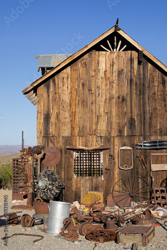 USA, Nevada. Village fantôme abandonné depuis 1940. Vielle baraque, atelier de bricolage, remise à outils agricoles rouillés. Image couleur.