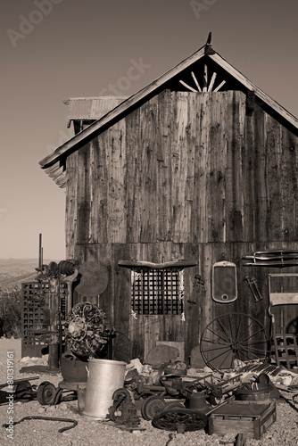 USA, Nevada. Village fantôme abandonné depuis 1940. Vielle baraque, atelier de bricolage, remise à outils agricoles rouillés. Image sépia. 