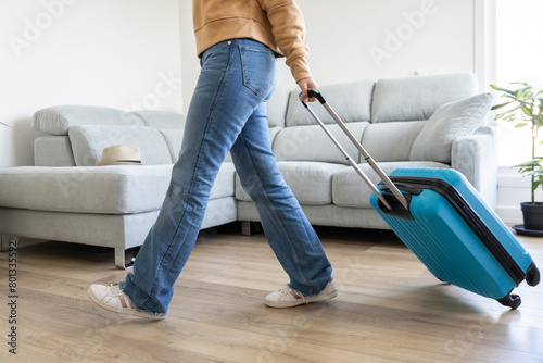 Foto girl going on a trip with her hand luggage