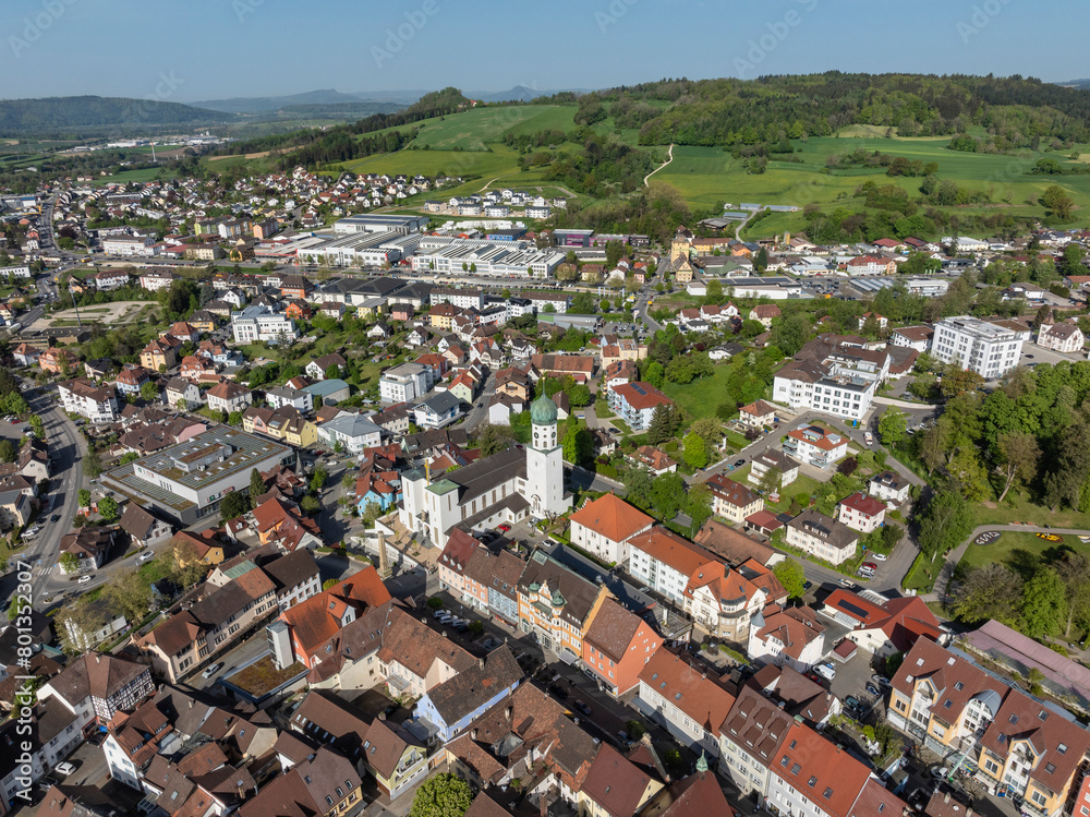 Luftbild von der Stadt Stockach mit der Kirche St. Oswald in der Oberstadt, historischer Stadtkern