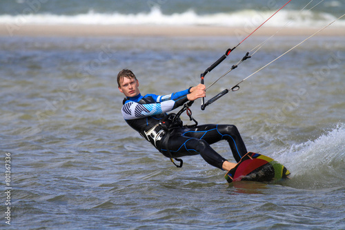 Attraktiver Kite-Sportler in Aktion