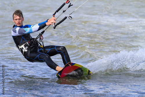 Attraktiver Kite-Sportler in Aktion