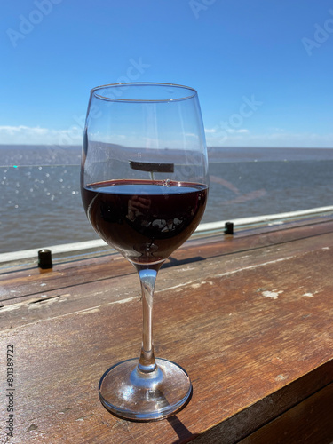 copa de vino en restaurant sobre orilla del rio photo