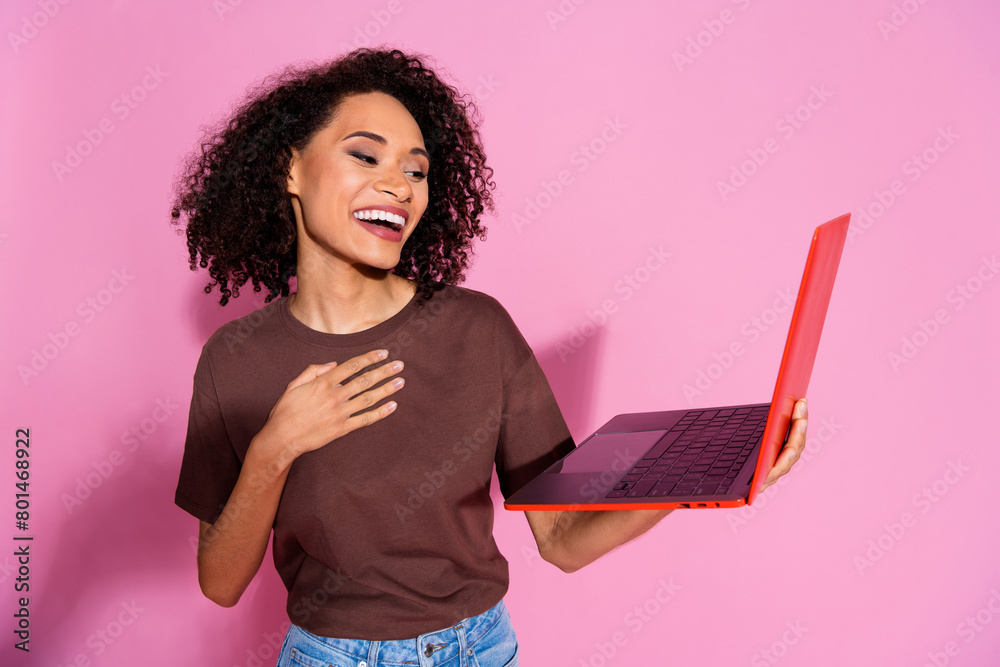 Photo of charming lovely glad girl wear brown trendy clothes speak video call isolated on pink color background Photo of charming lovely glad girl wear brown trendy clothes speak video call isolated on pink color background