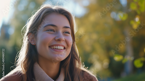 Linda mulher jovem sorrindo ao ar livre - retrato