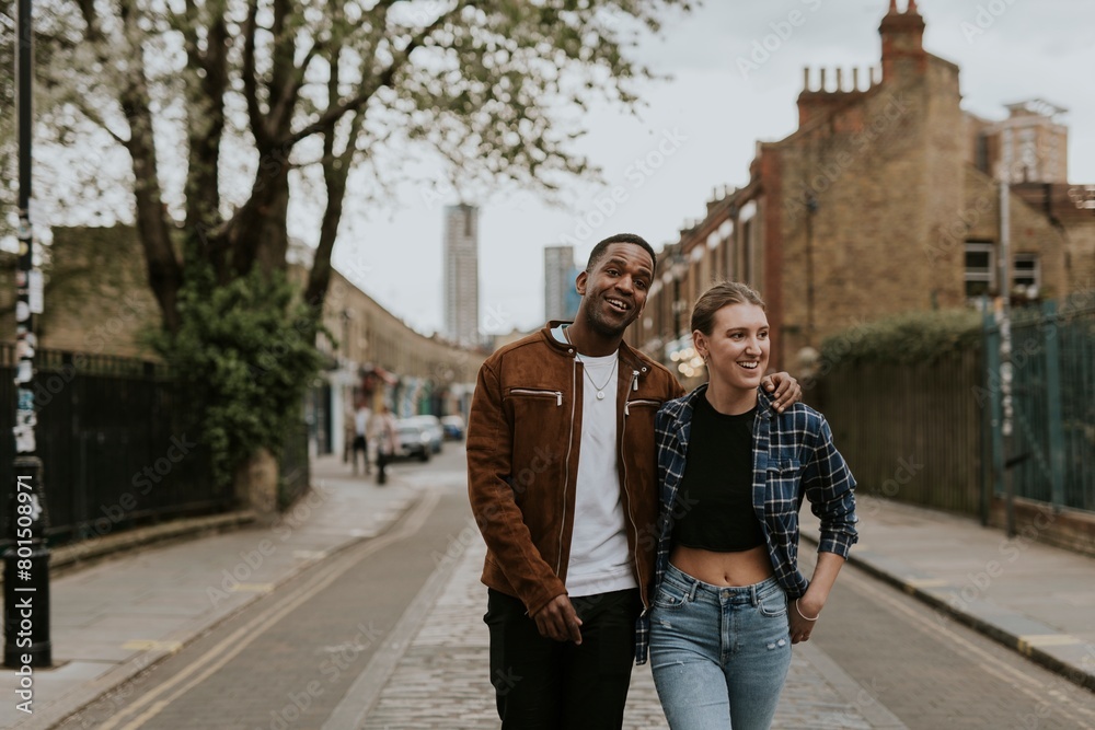 Obraz premium Diverse couple on a date, walking in the city