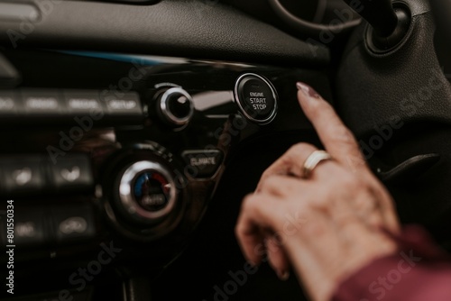 Senior woman starting her car © Rawpixel.com