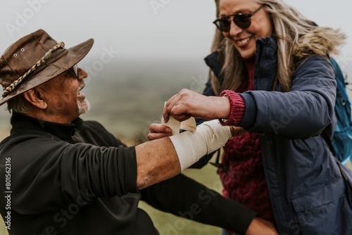 Woman wrapping elastic bandage, first aid © Rawpixel.com