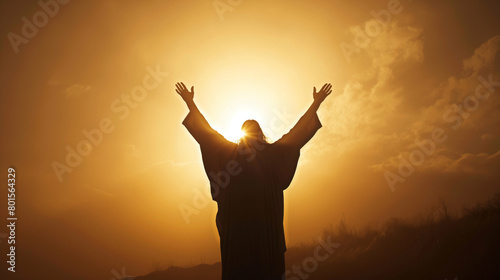 Silhueta de Jesus Cristo com os braços abertos e o céu no fundo 