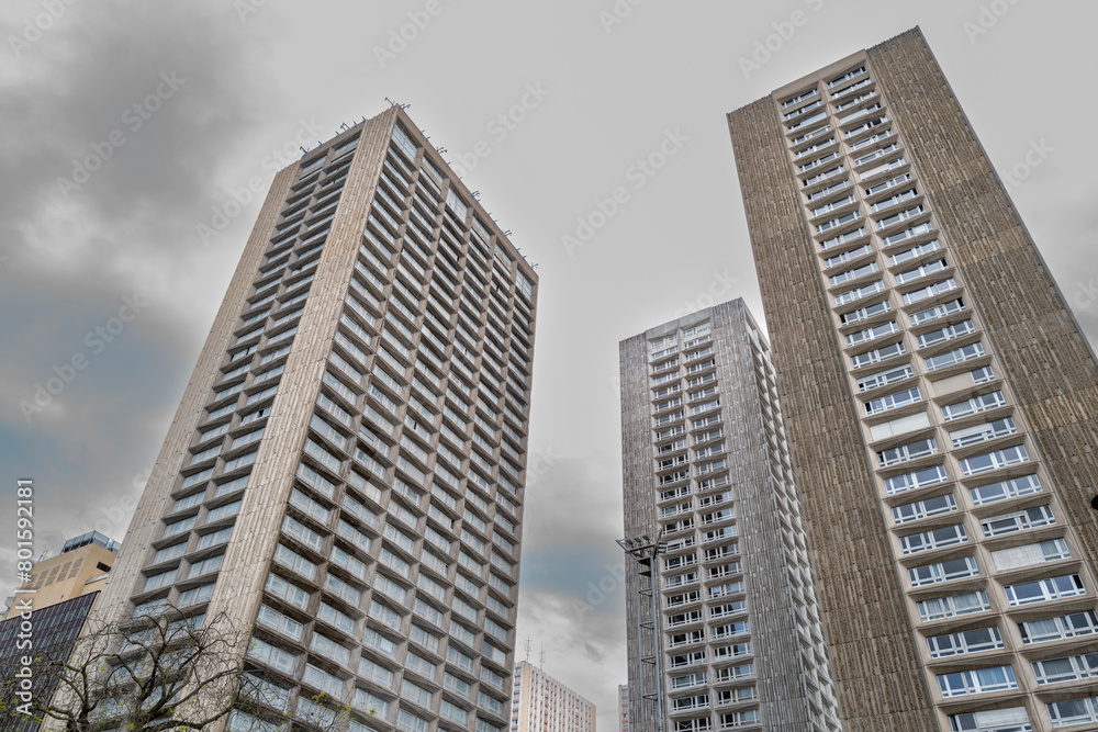 des immeubles dans le 13 ème arrondissement à Paris en France un jour de mauvais temps des immeubles dans le 13 ème arrondissement à Paris en France un jour de mauvais temps