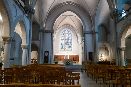 Intérieur d'une église catholique dans le quartier du quatorzième arrondissement de Paris en France