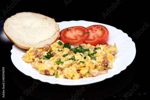 jajecznica z boczkiem i szczypiorkiem, 
scrambled eggs with bacon and chives