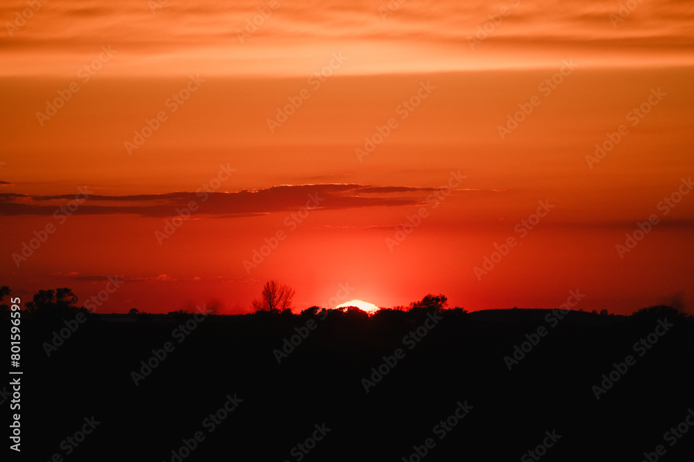 schöner Sonnenuntergang auf der Ostseeinsel Fehmarn im Frühling, Der Himmel leuchtet rot 