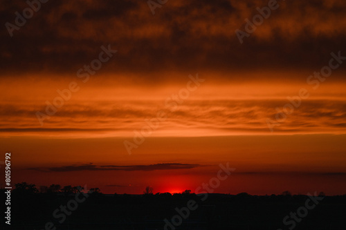 sch  ner Sonnenuntergang auf der Ostseeinsel Fehmarn im Fr  hling  Der Himmel leuchtet rot 