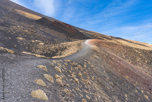 un chemin aux différentes couleurs de roche sur les pentes d'un volcan