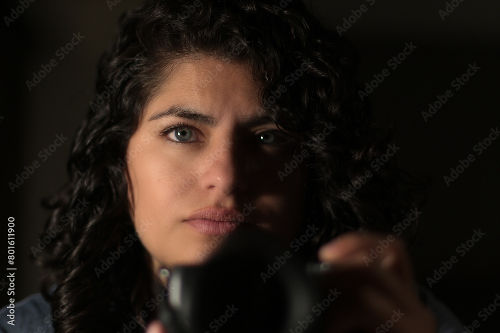 Retrato de mujer de ojos claros con una camara Retrato de mujer de ojos claros con una camara