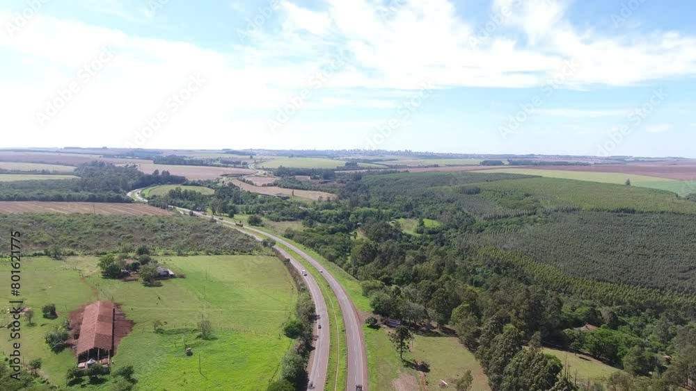 BR277 em Cascavel, Paraná. Imagem aérea gravada com drone em Cascavel. Principal rodovia do estado rodeada de natureza e plantações, fazendas em Cascavel. 