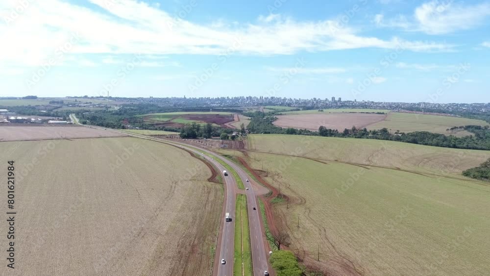 BR277 em Cascavel, Paraná. Imagem aérea gravada com drone em Cascavel. Principal rodovia do estado rodeada de natureza e plantações, fazendas em Cascavel. 