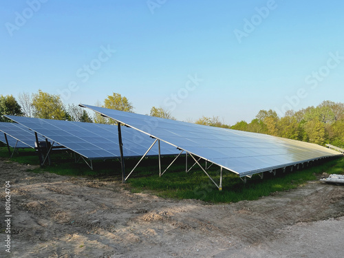 große Solarzellen in einem Solarpark
